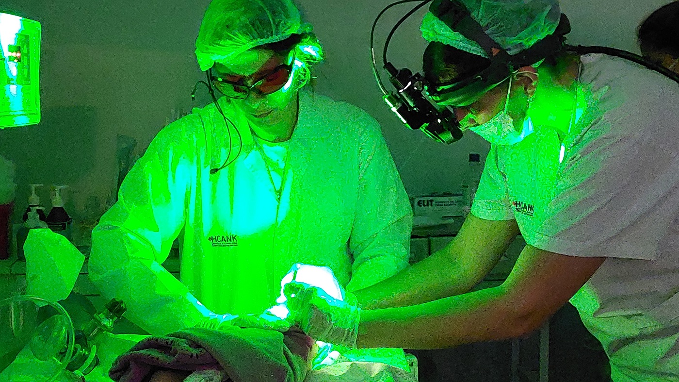 Tratamiento con láser a una beba con retinopatía del prematuro
