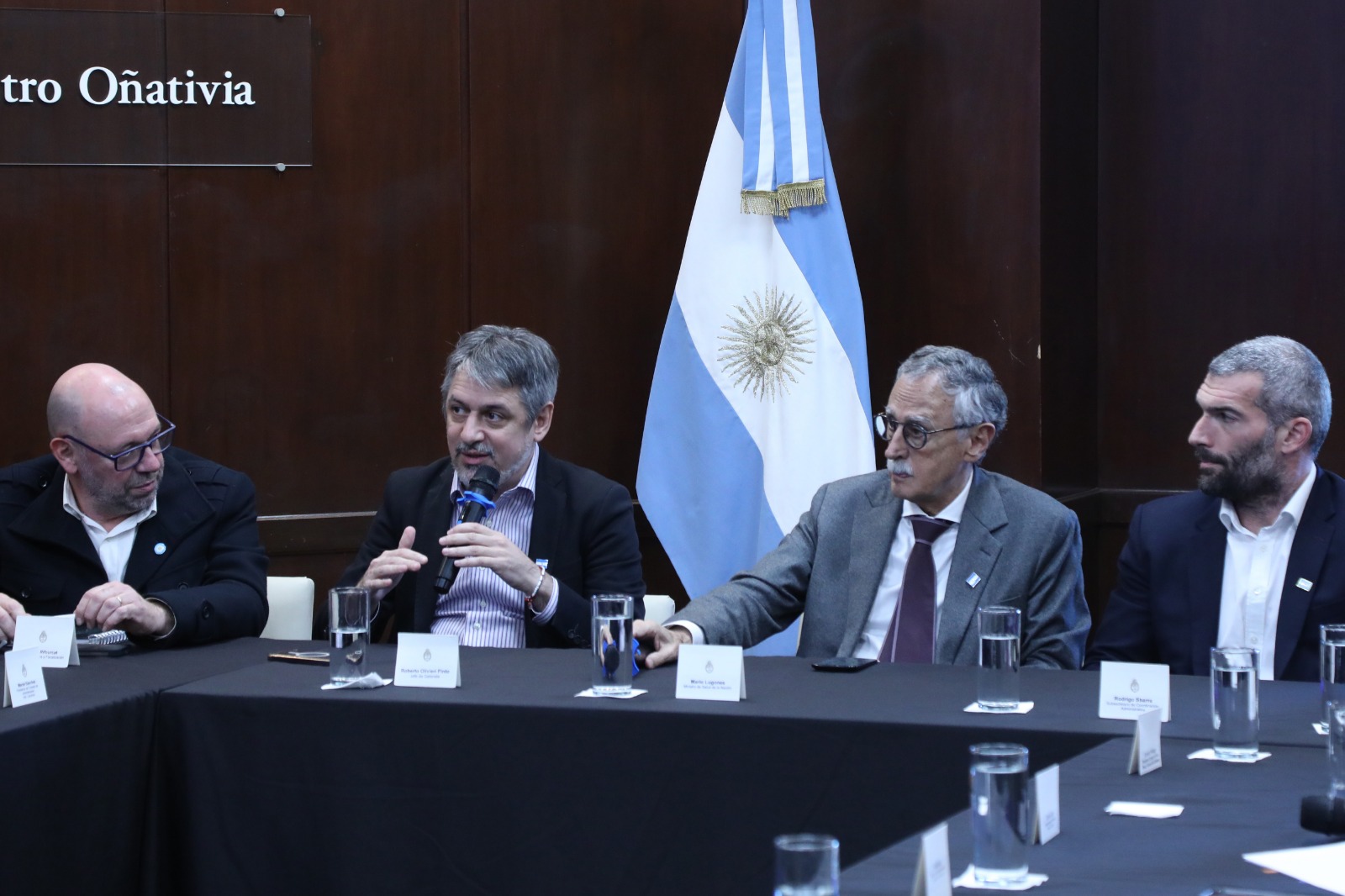 20.05.26 AUTORIDADES DEL MINISTERIO EN REUNION HOSPITALES SAMIC DEUDA PROVINCIA BS AS