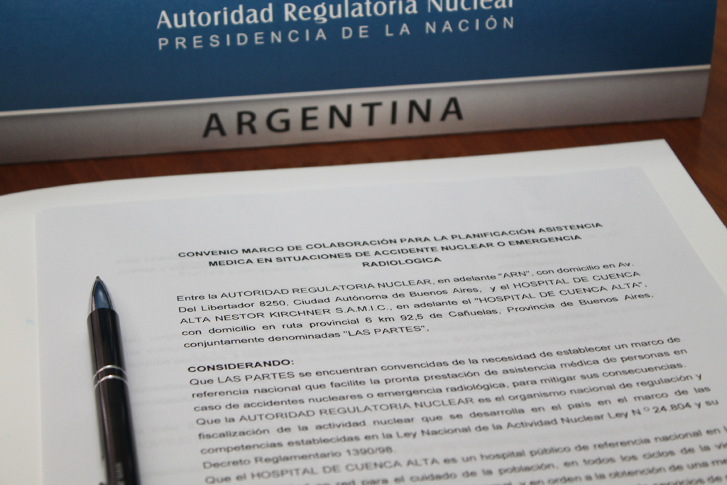 El convenio fue suscripto por el presidente del Directorio de la ARN, Dr. Leonardo Sobehart, y la presidente del Consejo de Administración del Hospital Cuenca Alta, Dra. Soledad Hidalgo El convenio fue suscripto por el presidente del Directorio de la ARN, Dr. Leonardo Sobehart, y la presidente del Consejo de Administración del Hospital Cuenca Alta, Dra. Soledad Hidalgo